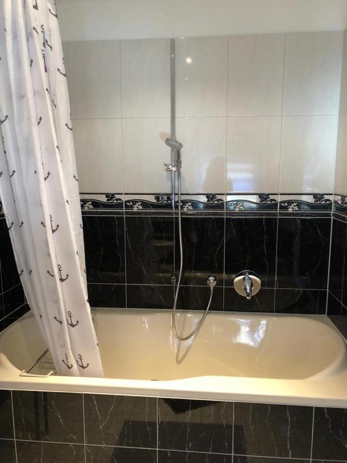Grenznahe Ferienwohnung Mit 4 Schlafzimmern Grenzach-Wyhlen Eksteriør billede
